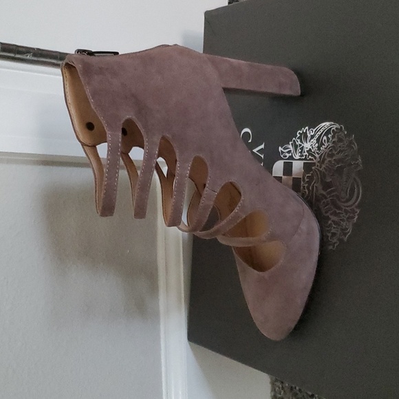 Heels - Picture 2 of 3